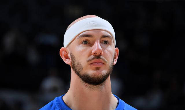 爱游戏在线-雷霆队新援在比赛中展现出色，球迷心目中新宠