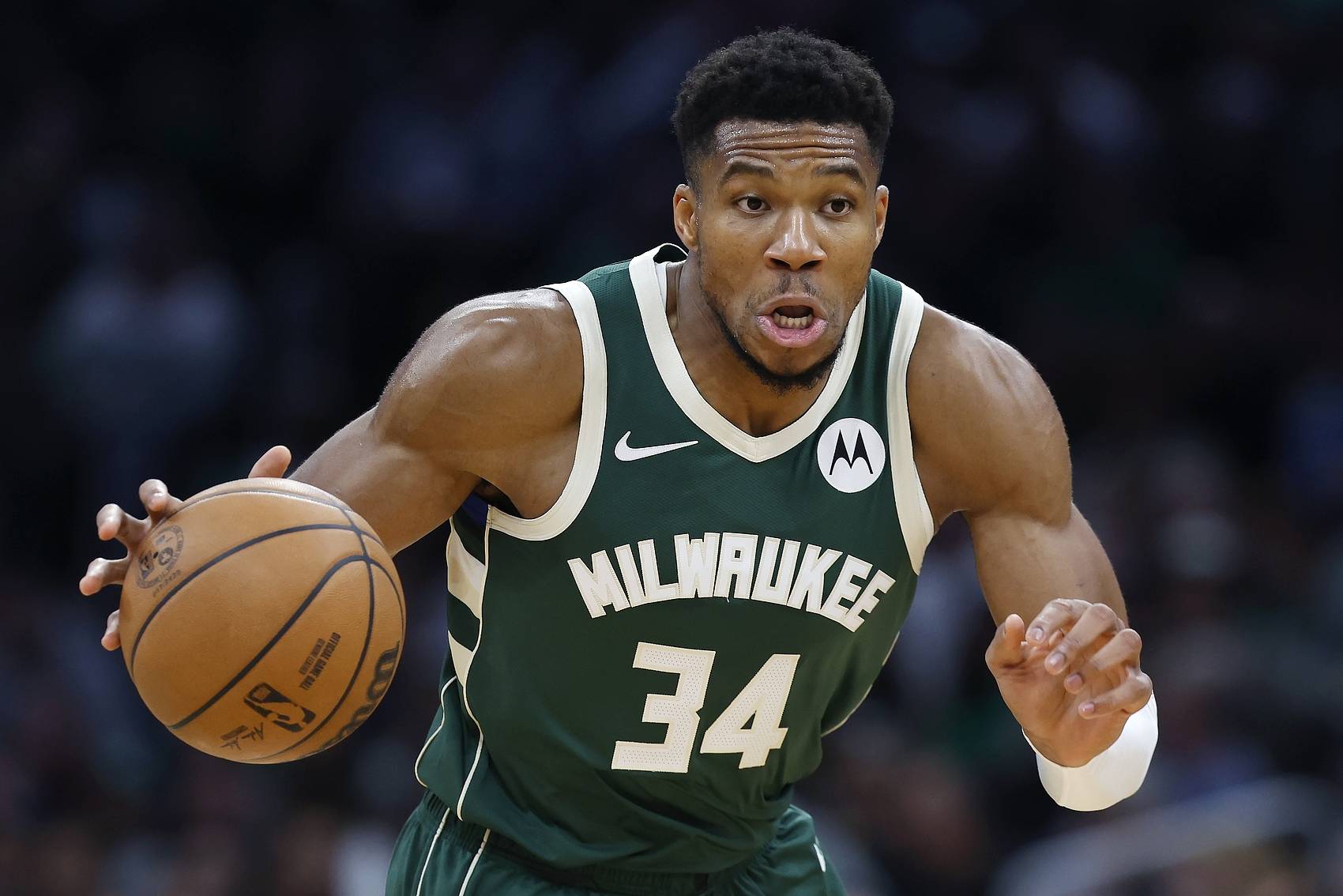 雄鹿逆袭凯尔特人，字母哥再创历史成为瞩目焦点的简单介绍