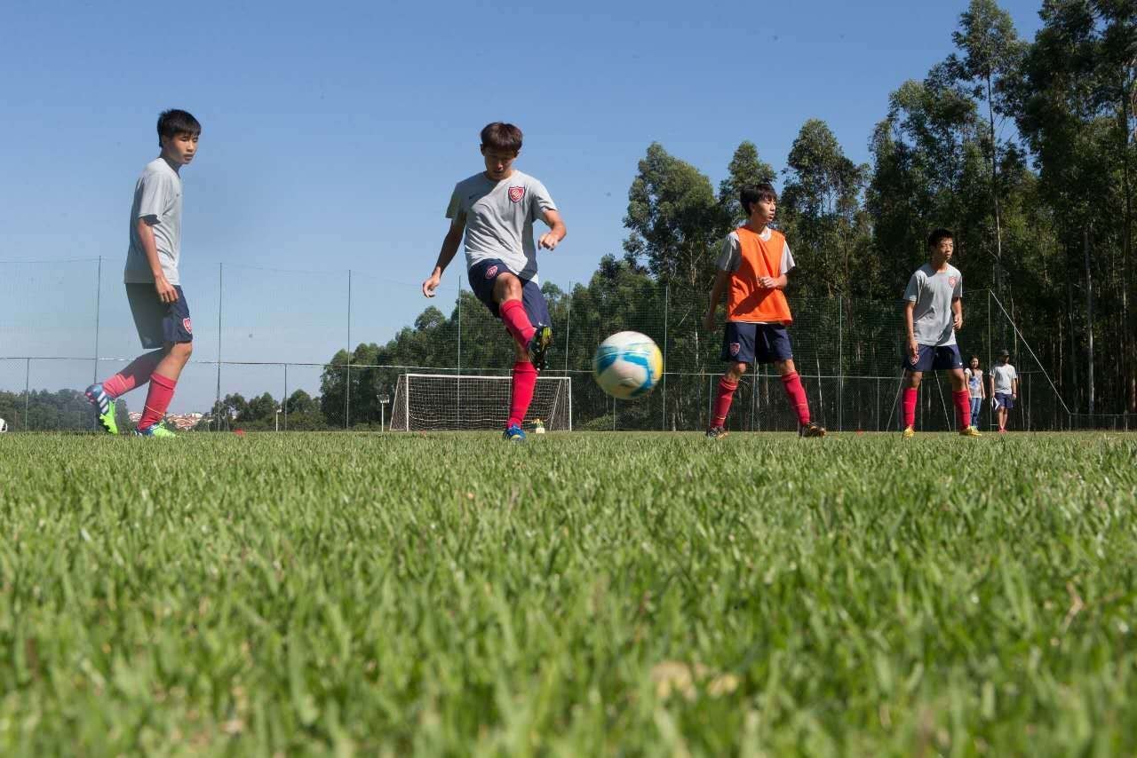 泰达主帅亨利现身青训基地观看青年队比赛的简单介绍 泰达主帅亨利现身青训基地观看青年队比赛的简单介绍