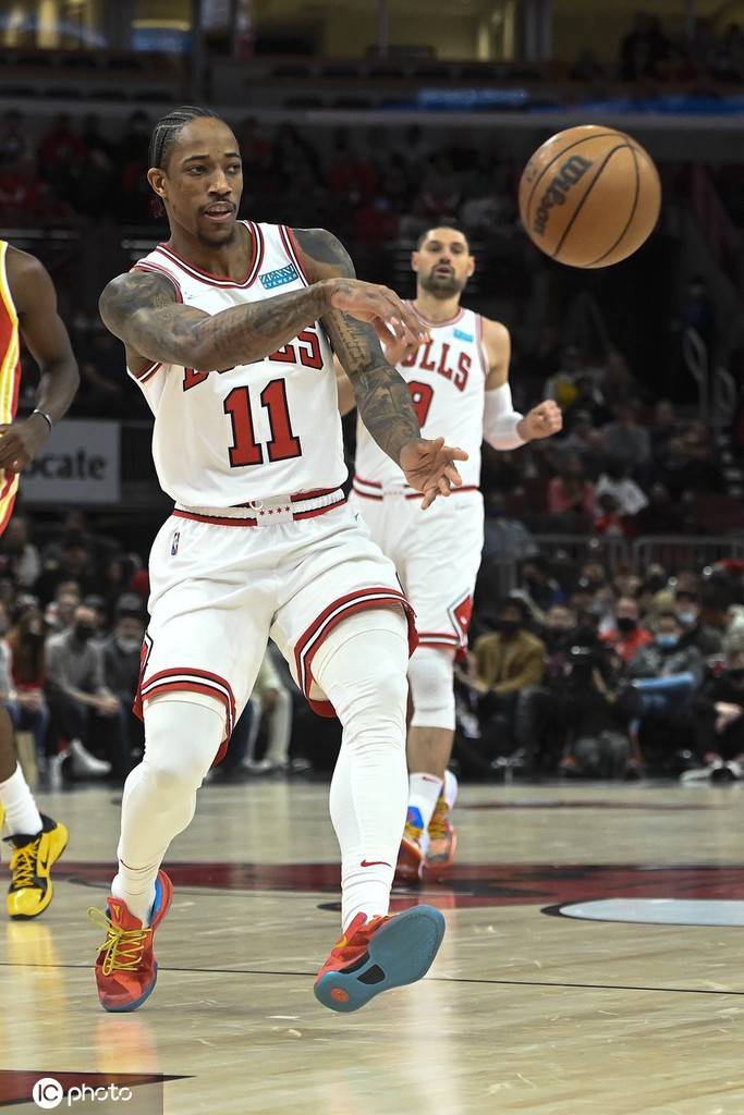 骑士擒拿凯尔特人，拉文成功转型取得关键胜利的简单介绍