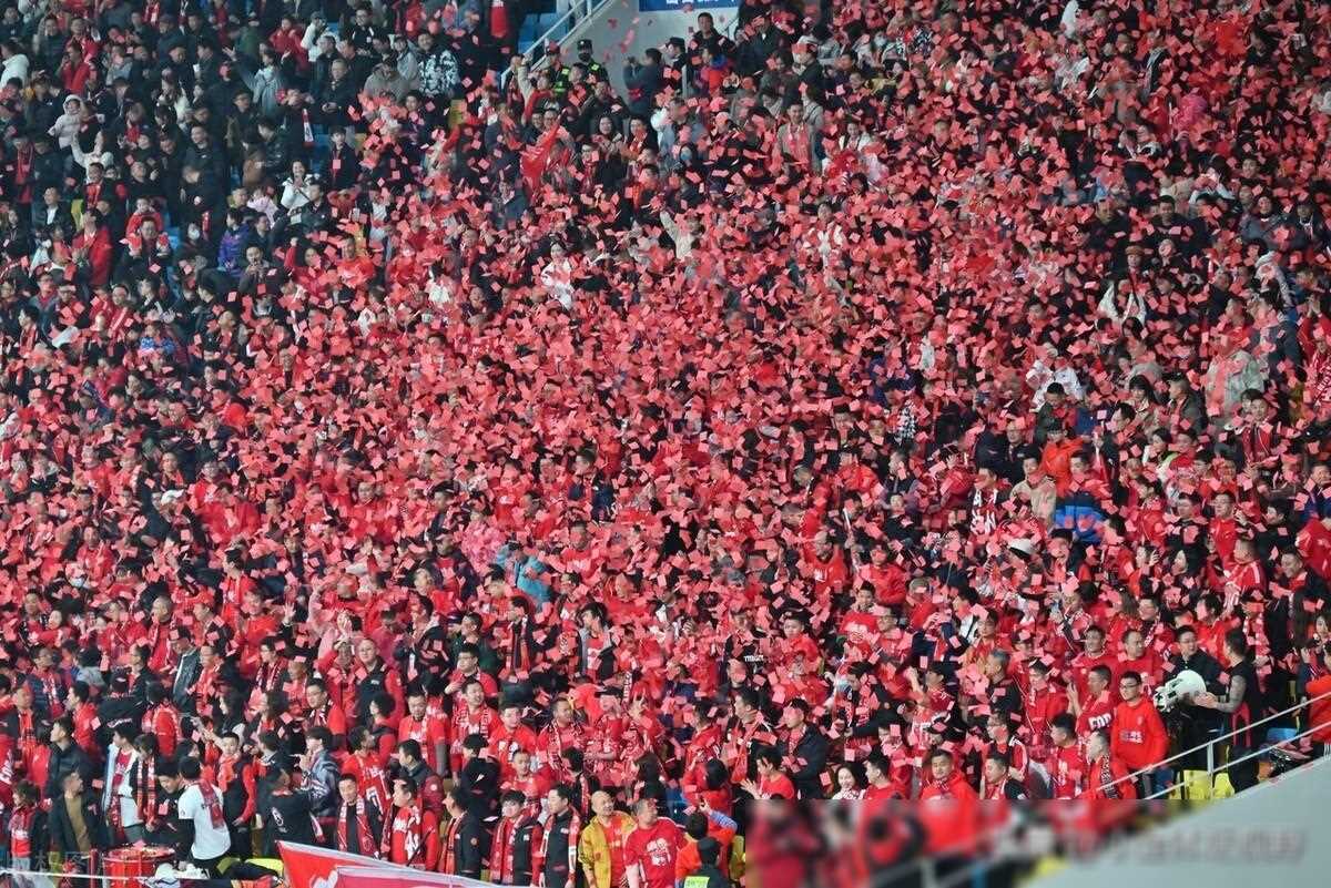 包含绿茵场上悬念丛生,热门对决引发球迷狂热!的词条 包含绿茵场上悬念丛生,热门对决引发球迷狂热!的词条