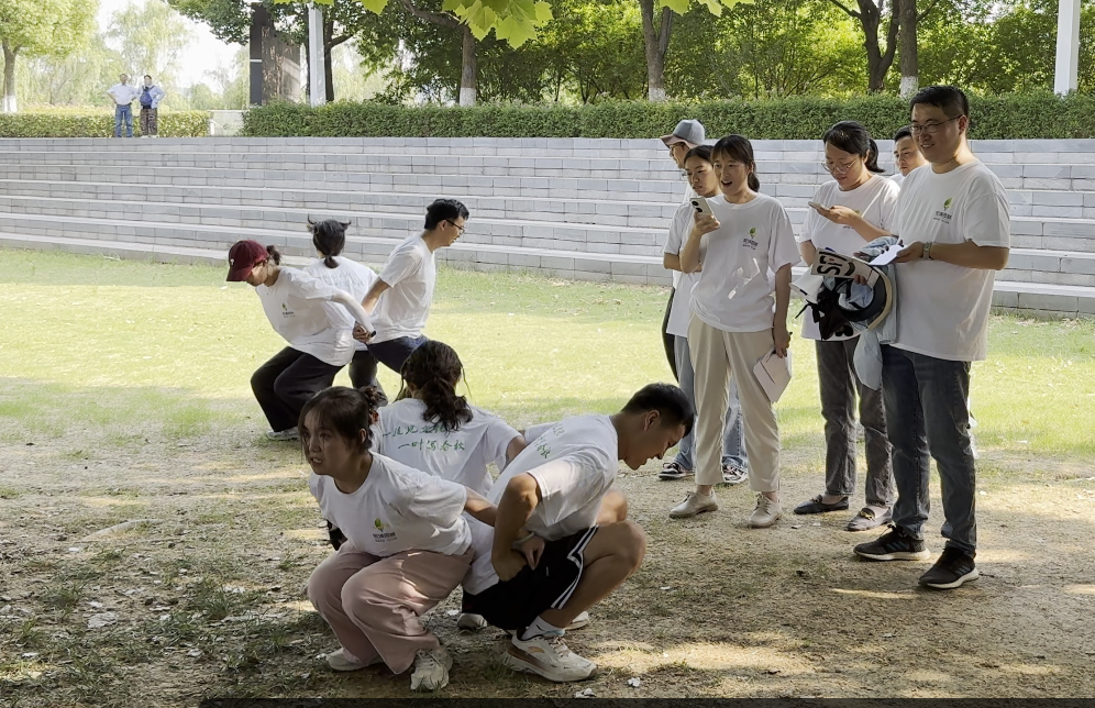 某队在比赛中展现出了惊人的团队凝聚力 某队在比赛中展现出了惊人的团队凝聚力