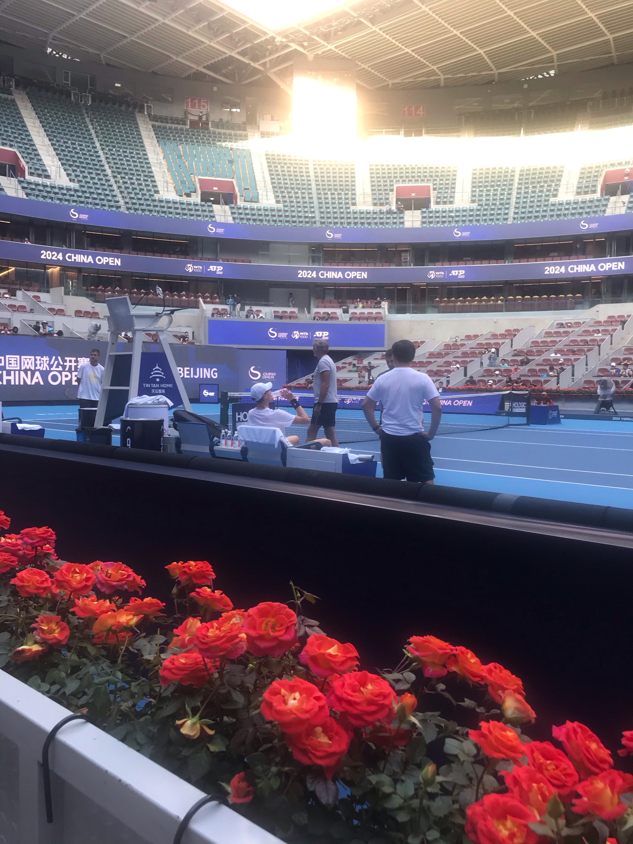 爱游戏娱乐-神奇一幕!球场上的精彩表演让人目不暇接的简单介绍