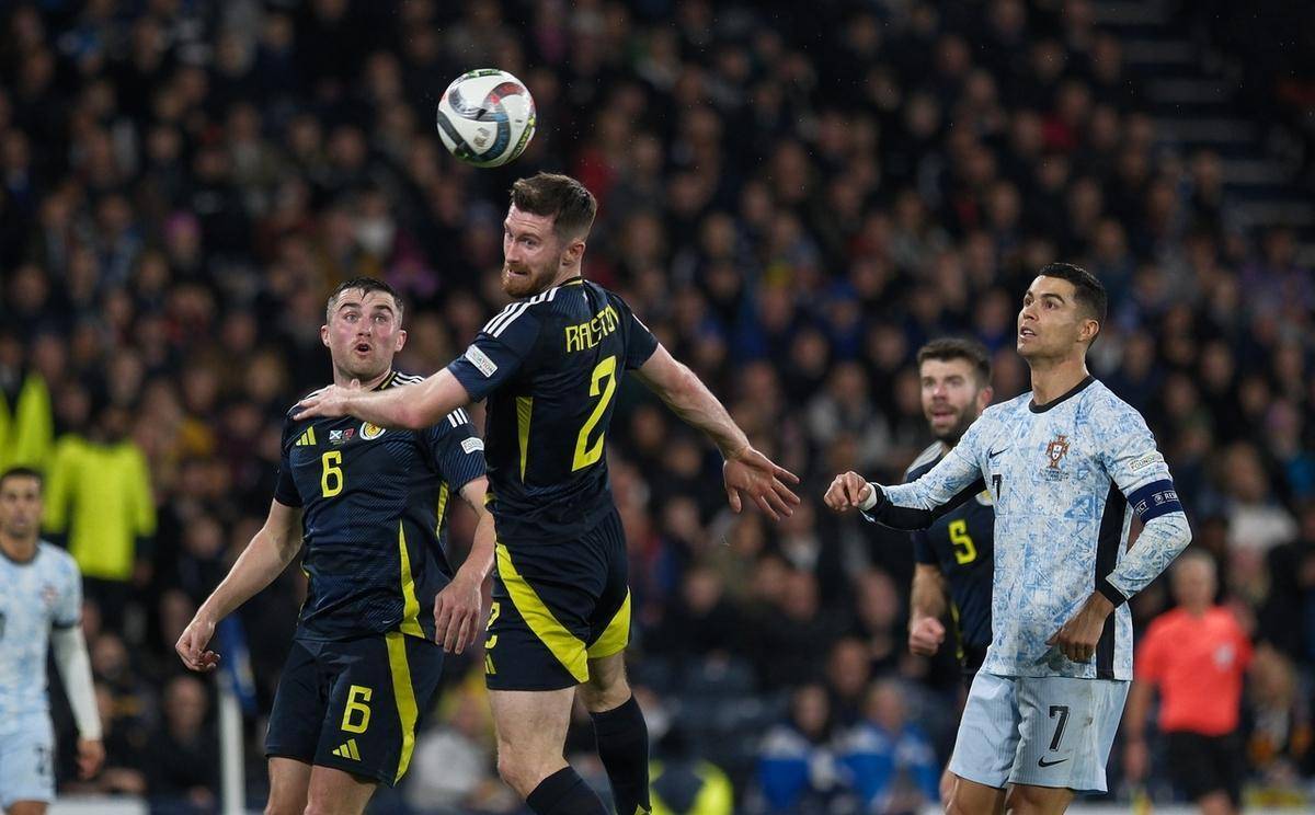 爱游戏APP-葡萄牙国家队击败对手,梅罗破门入球