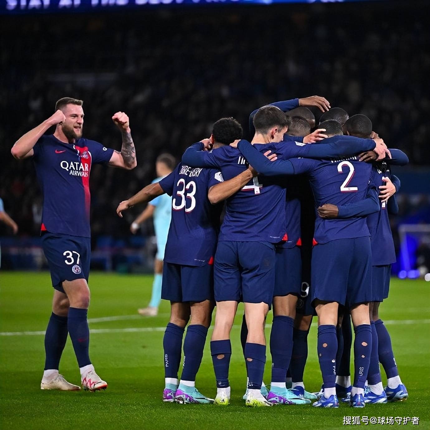 朗斯与巴黎圣日耳曼交手,赛场搏杀 朗斯与巴黎圣日耳曼交手,赛场搏杀