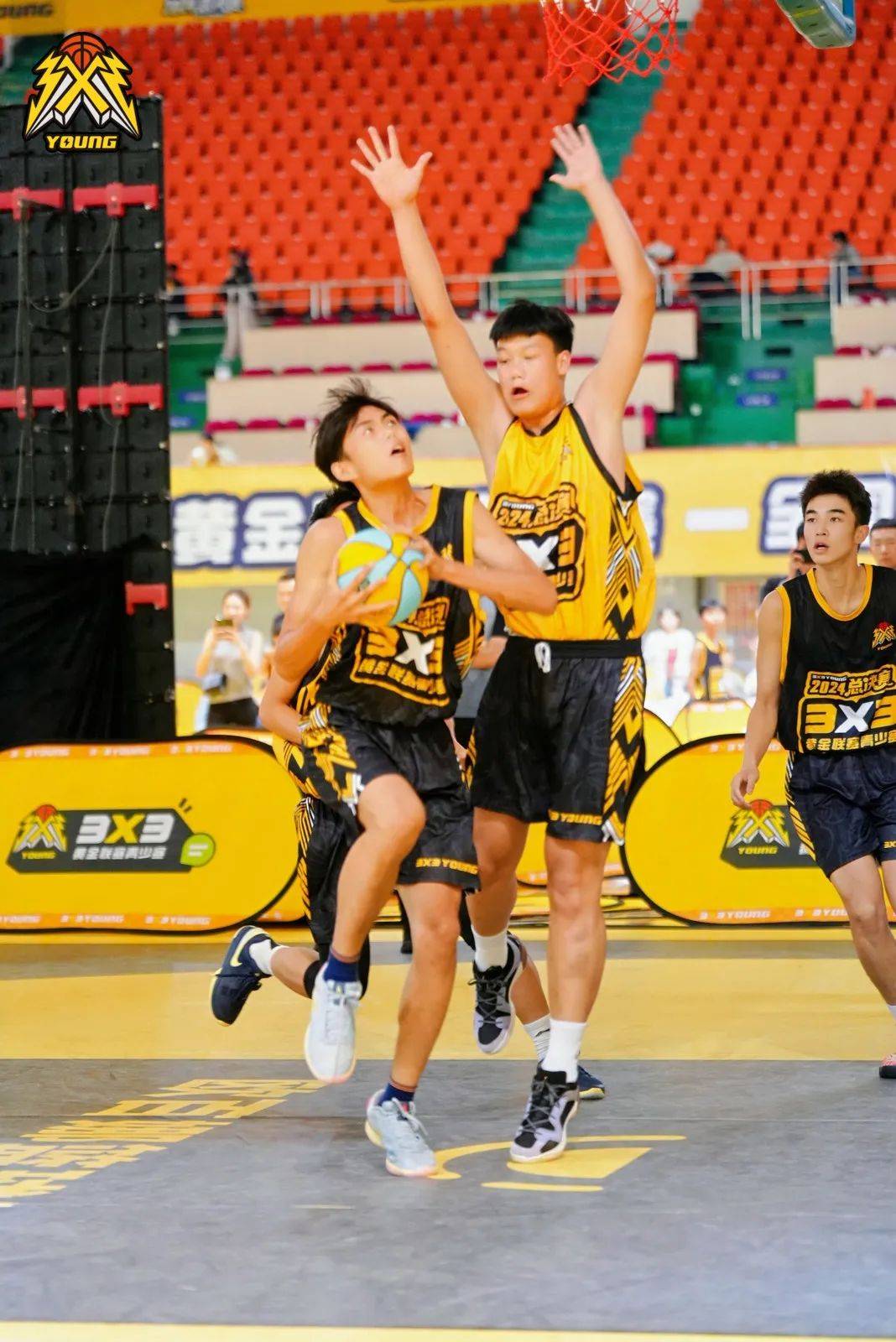 爱游戏在线-天才选手再次崭露头角,登顶冠军