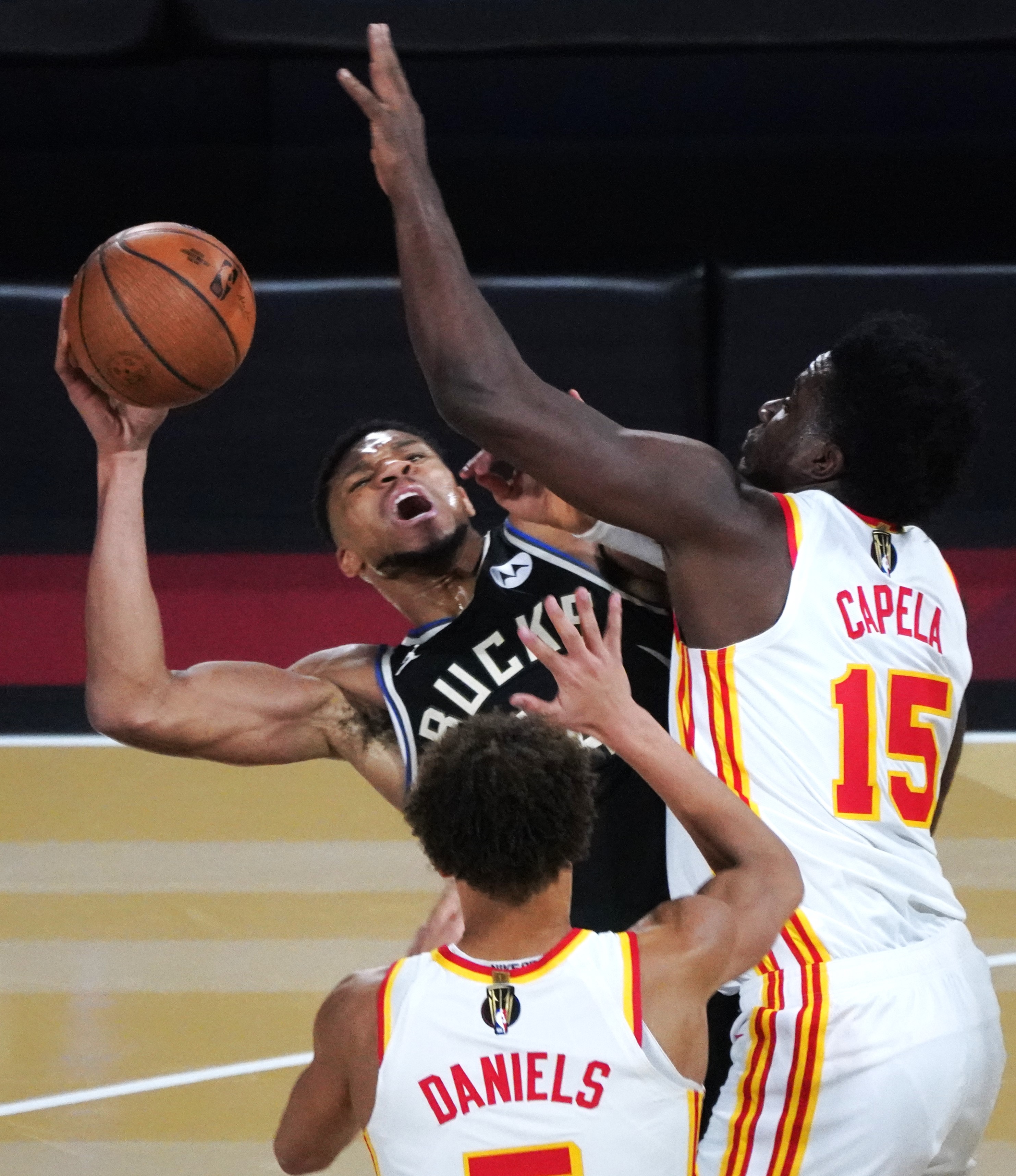 雄鹿全队技高一筹,摧毁凯尔特人队 雄鹿全队技高一筹,摧毁凯尔特人队