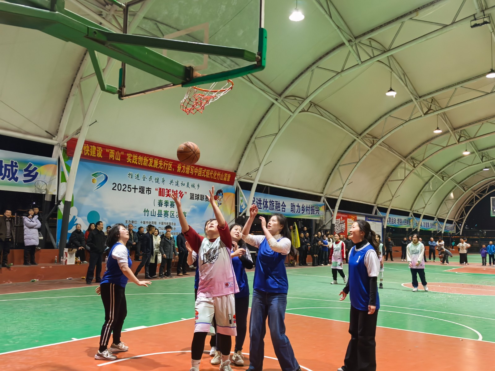 包含高质量比赛场上精彩纷呈,选手同台较量一决胜负的词条 包含高质量比赛场上精彩纷呈,选手同台较量一决胜负的词条