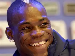 爱游戏下载-佩特拉里梅开二度，巴洛特利遭遇两黄一红