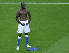 佩特拉里梅开二度，巴洛特利遭遇两黄一红