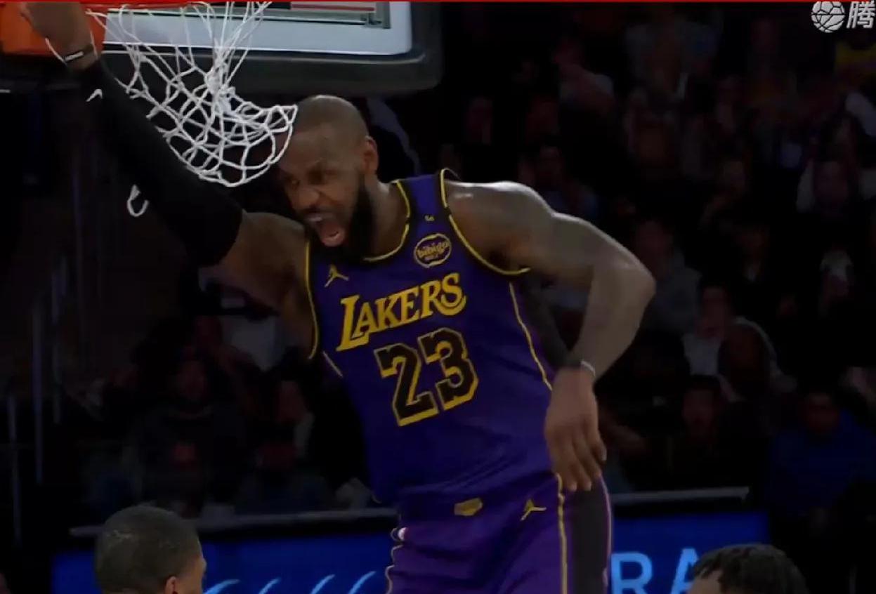 尼克斯队员赛后怒批对手犯规,要求裁判公正 尼克斯队员赛后怒批对手犯规,要求裁判公正