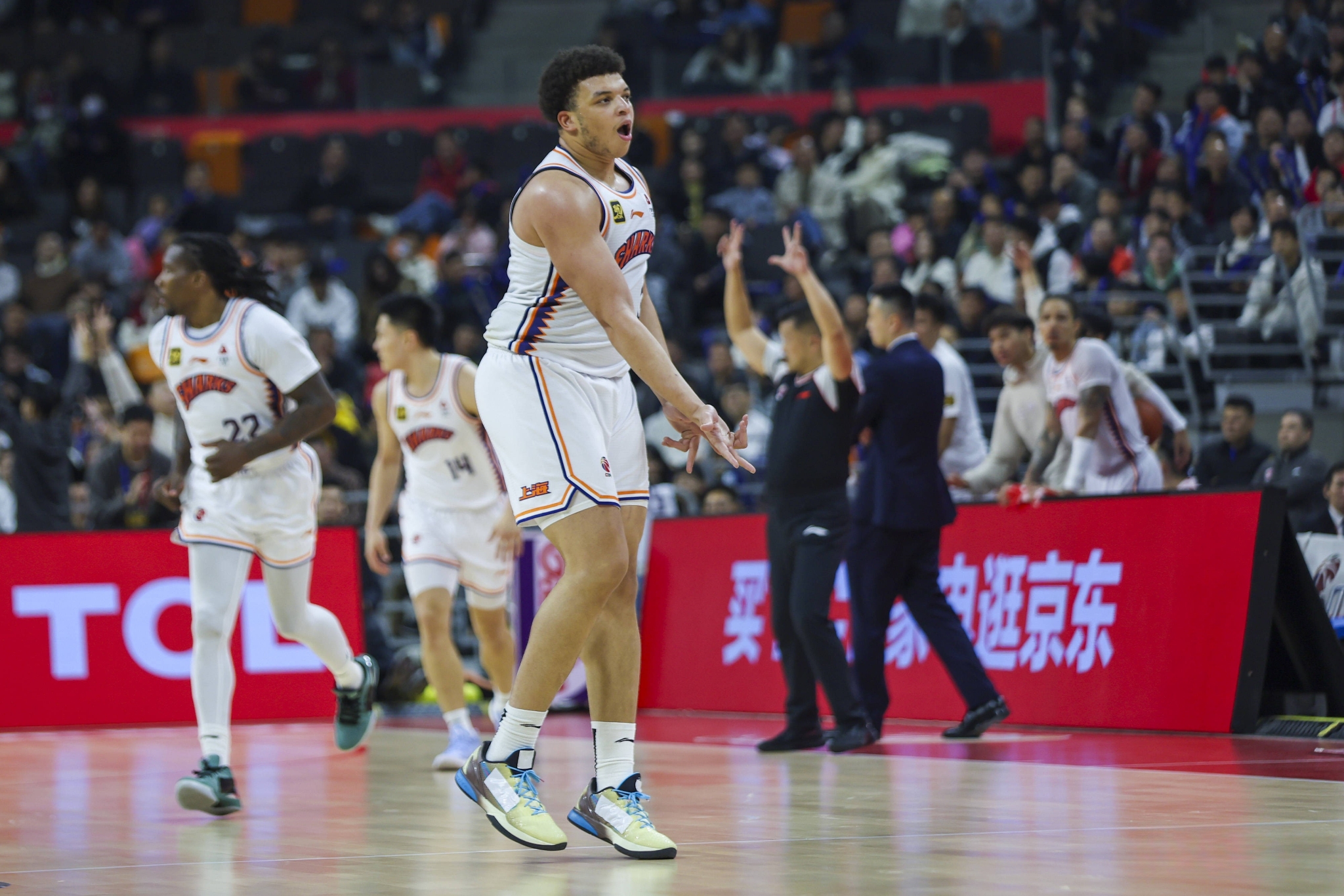 爱游戏官方入口-上海男篮助教受伤，球队备战备受影响的简单介绍