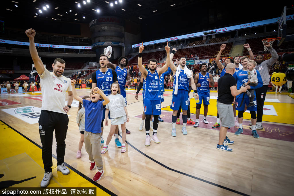 爱游戏娱乐-热火朝天的职业篮球联赛吸引球迷瞩目的简单介绍