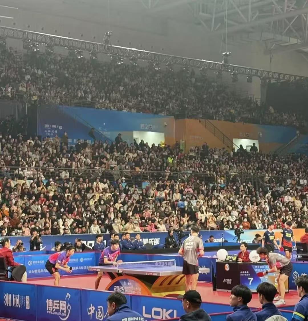 爱游戏体育-NBA比赛现场现球迷高歌猛进