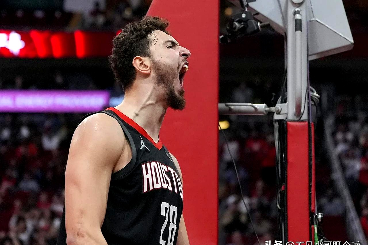 NBA比赛现场现球迷高歌猛进