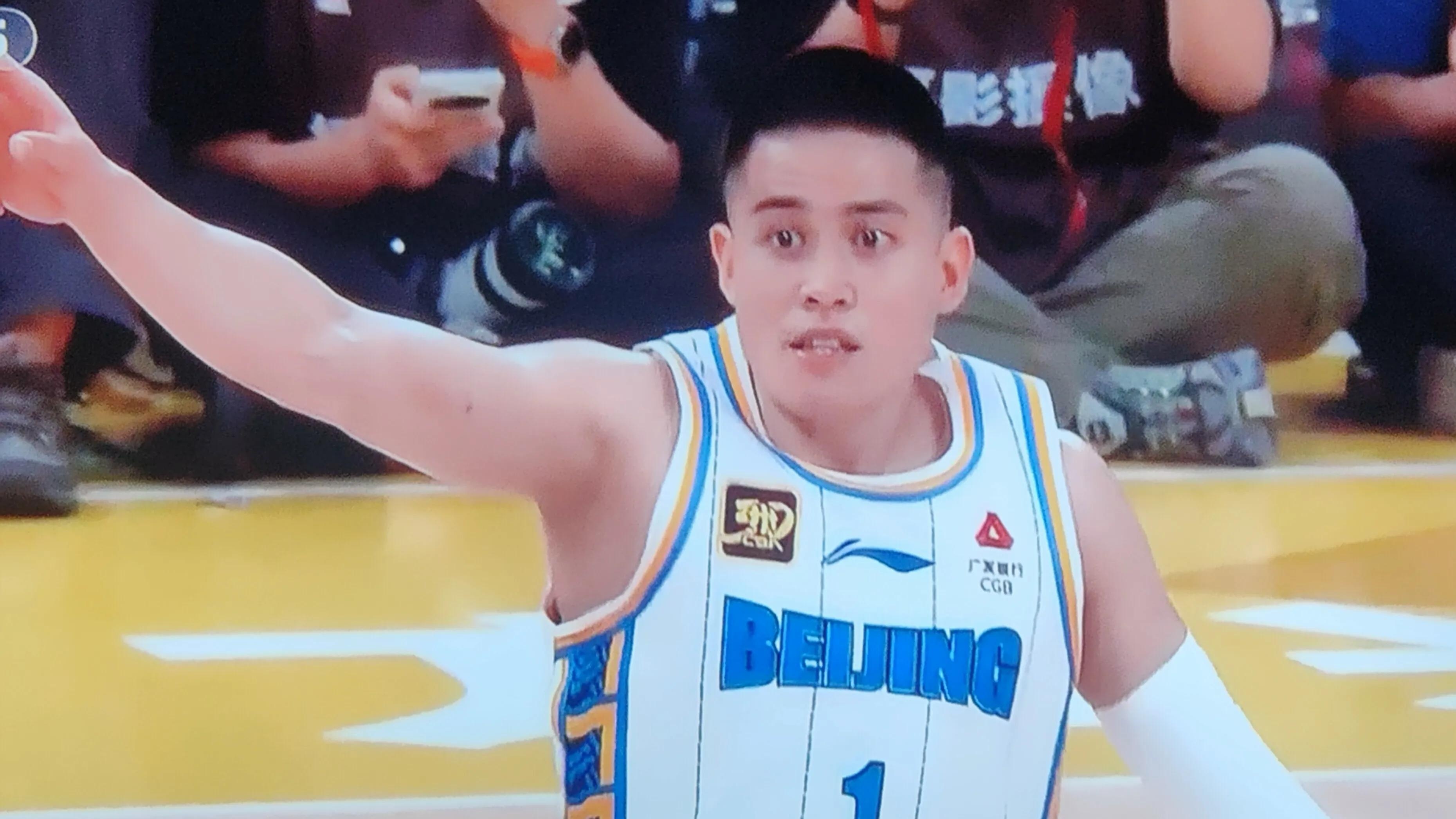 福建男篮横扫赛场,主帅大赞球员表现 福建男篮横扫赛场,主帅大赞球员表现