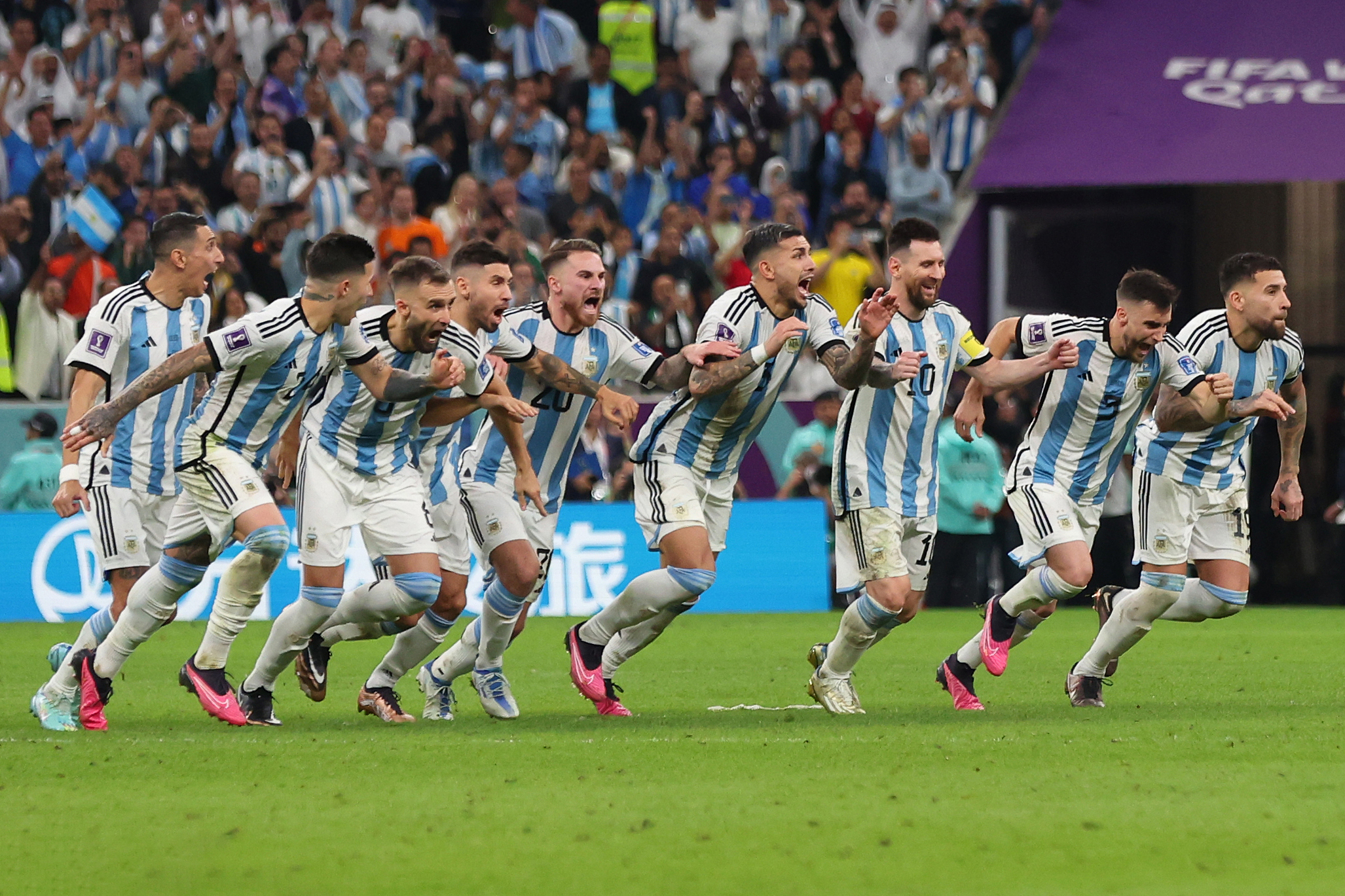 爱游戏官网-包含里昂奋力上演逆袭，惊险闯入半决赛的词条