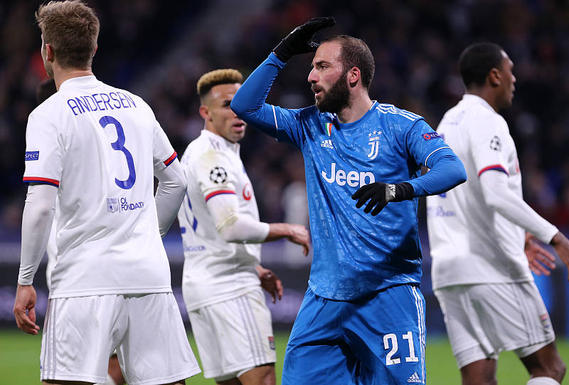 包含里昂奋力上演逆袭，惊险闯入半决赛的词条