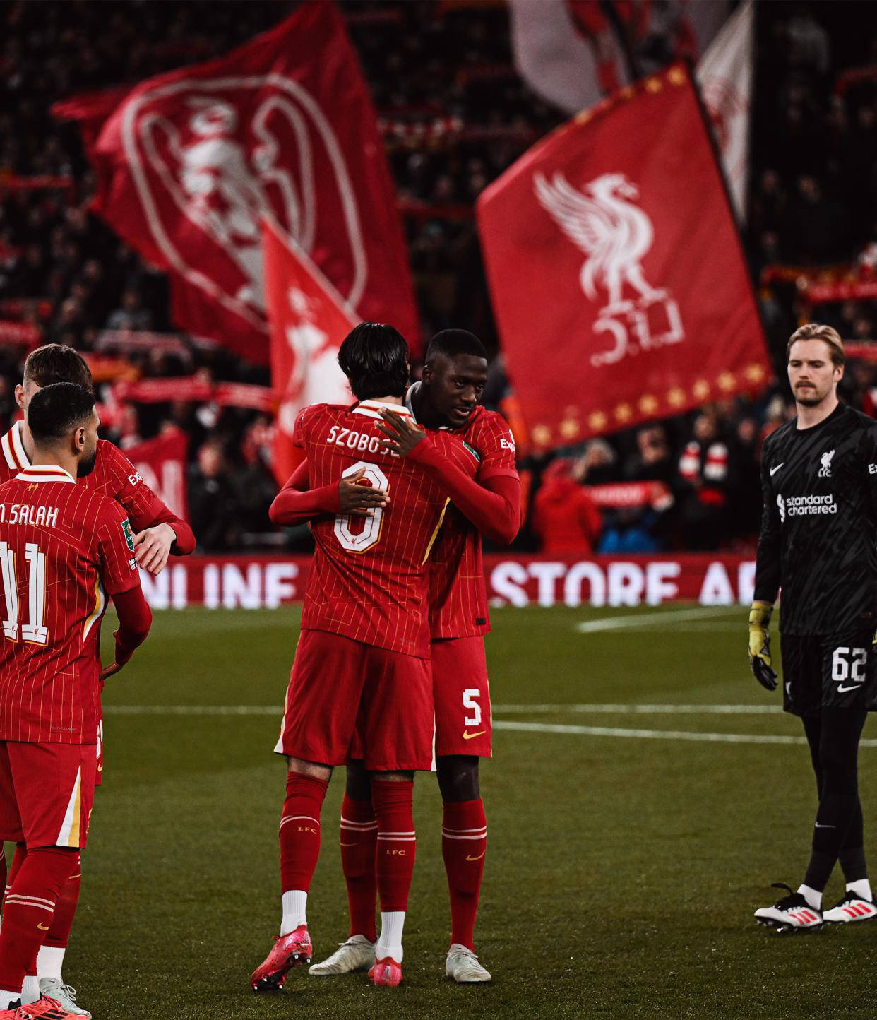 利物浦主场击败斯旺西,保持联赛榜首位置 利物浦主场击败斯旺西,保持联赛榜首位置