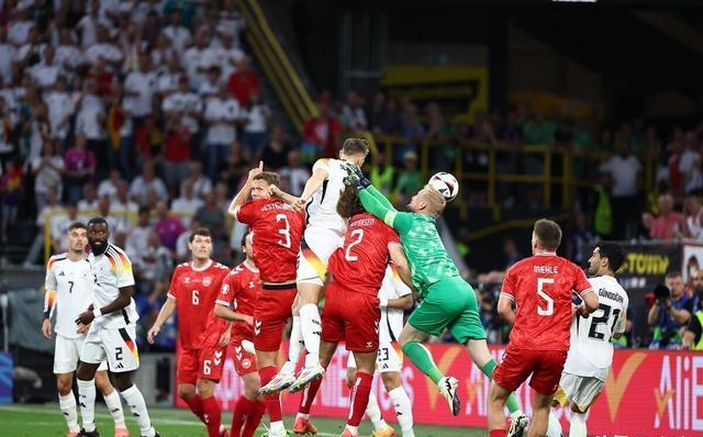 爱游戏-欧洲杯小组赛关键战:球员状态高涨