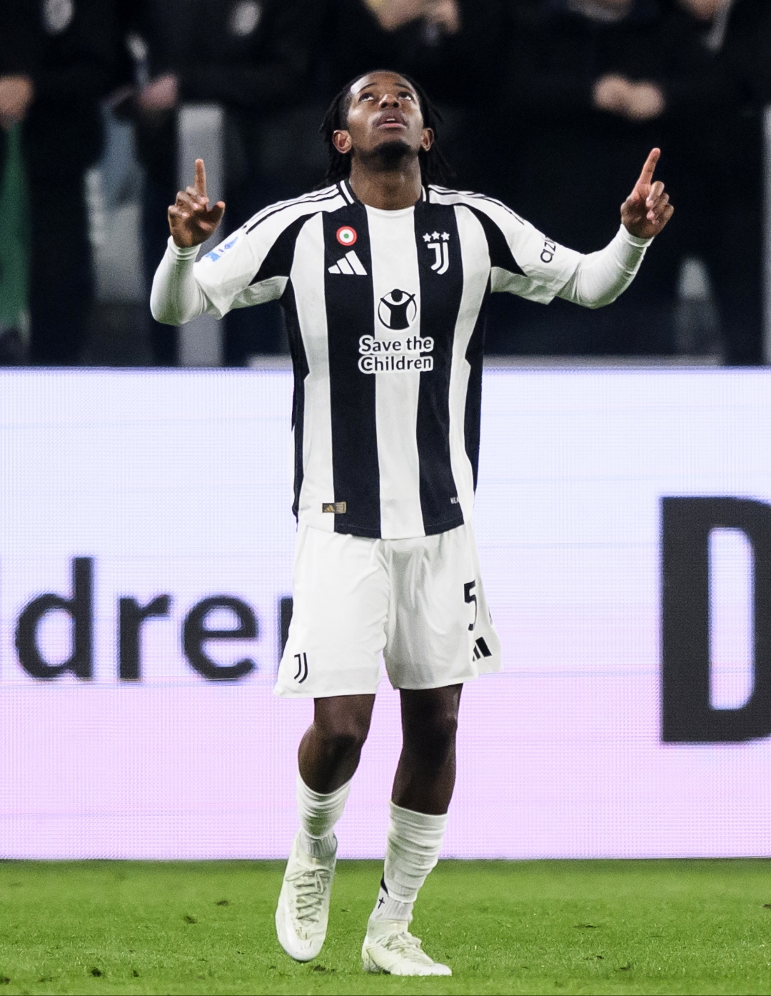 爱游戏体育-尤文图斯惨遭逆转，卫冕之路蒙上阴影