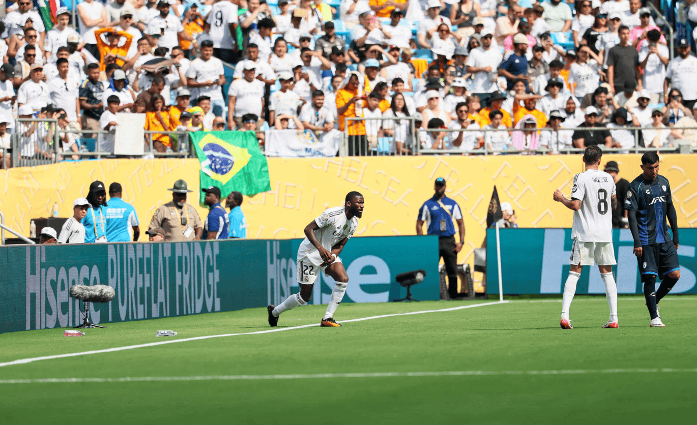 爱游戏官方-艰苦拼搏，球员们在赛场上付出全部力量争取胜利