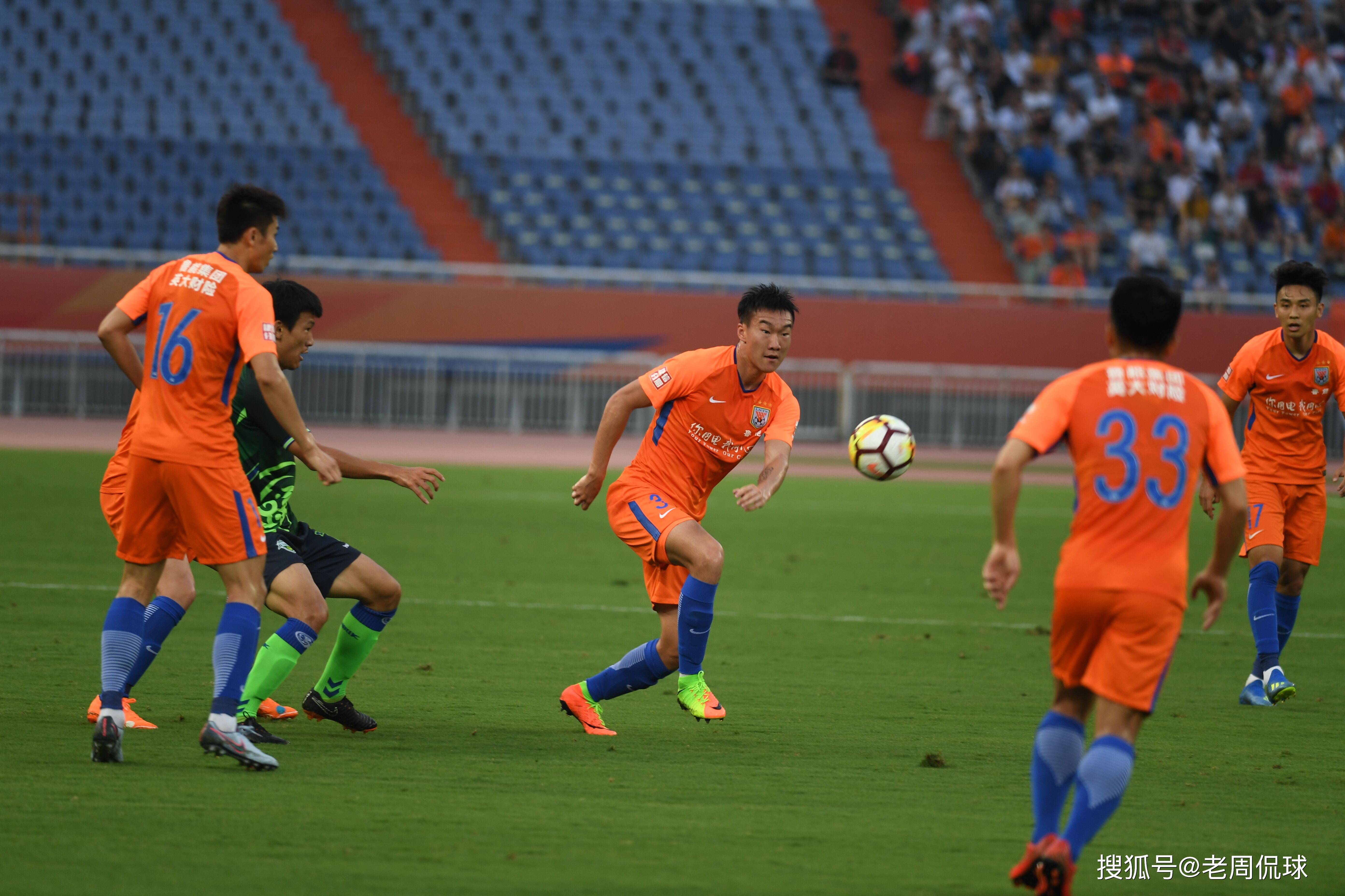 艰苦拼搏,球员们在赛场上付出全部力量争取胜利 艰苦拼搏,球员们在赛场上付出全部力量争取胜利