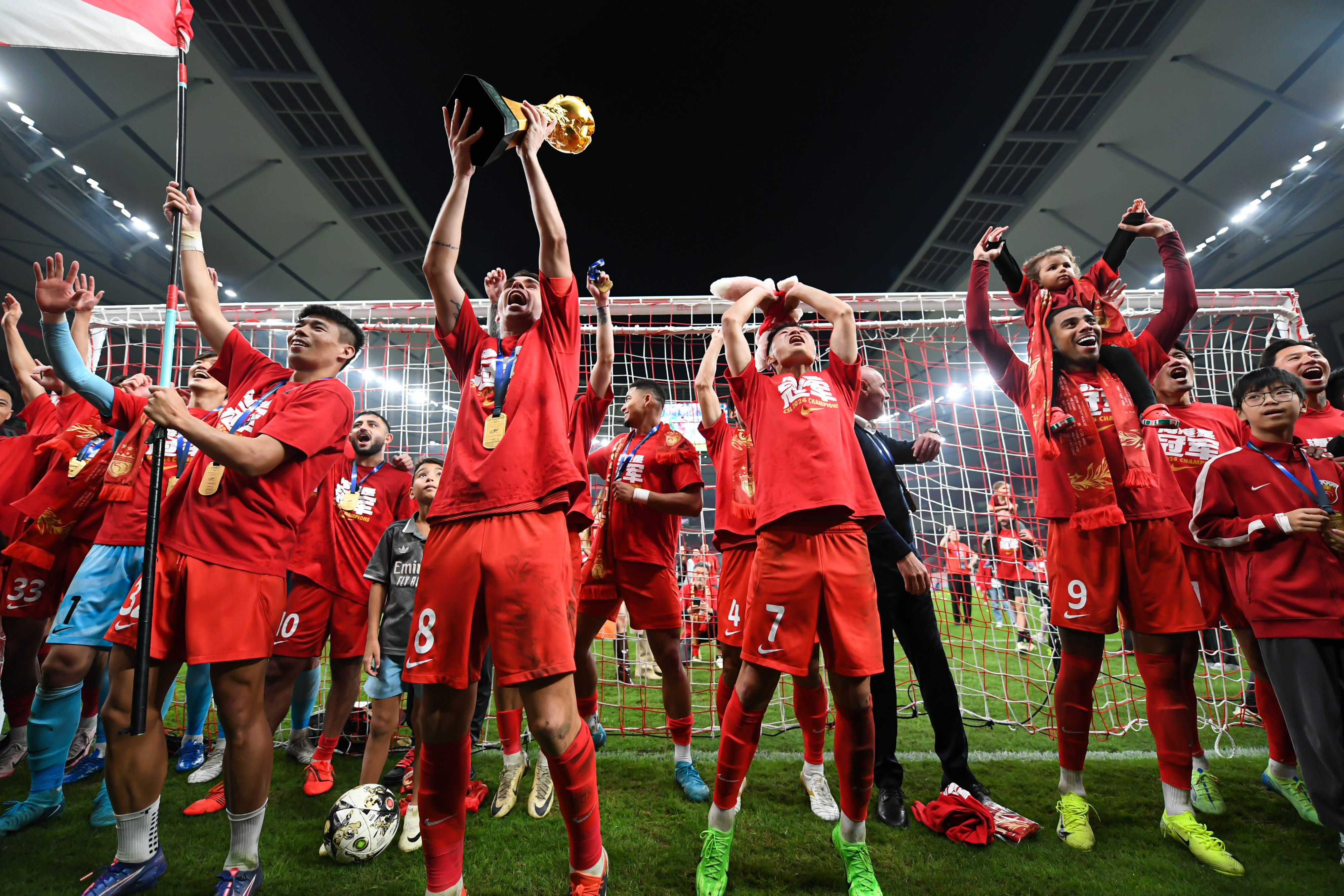 爱游戏官方-新赛季首轮热门球队表现抢眼