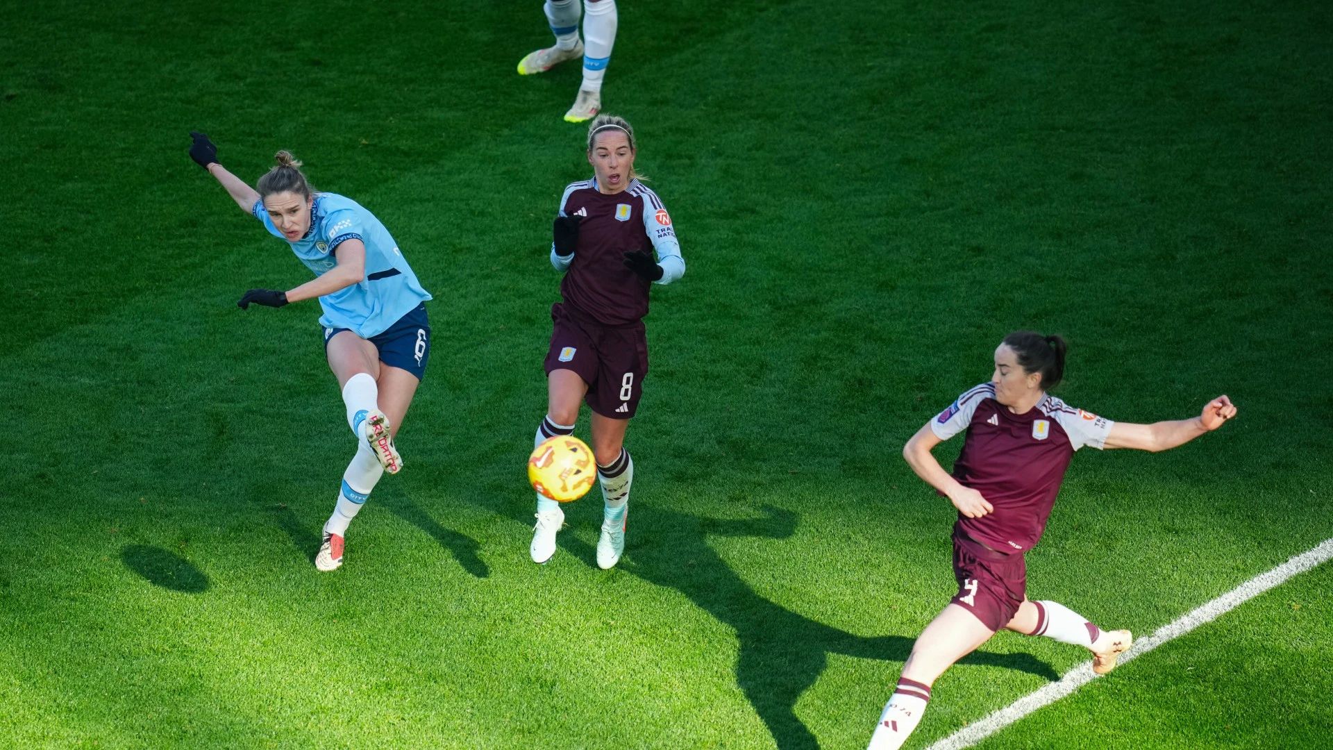 爱游戏官方-马德里竞技女足球员进行团队合作训练