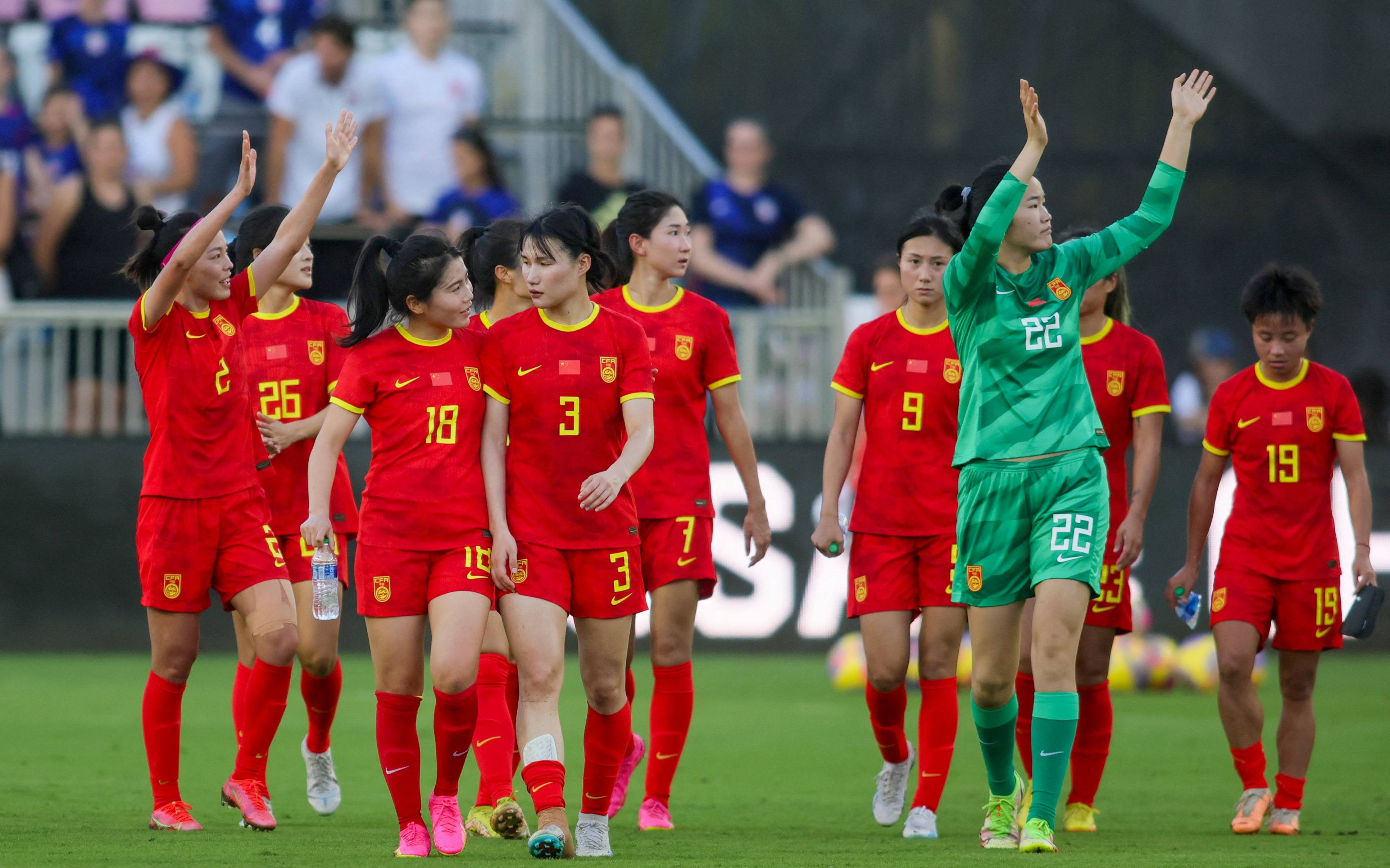 马德里竞技女足球员进行团队合作训练 马德里竞技女足球员进行团队合作训练