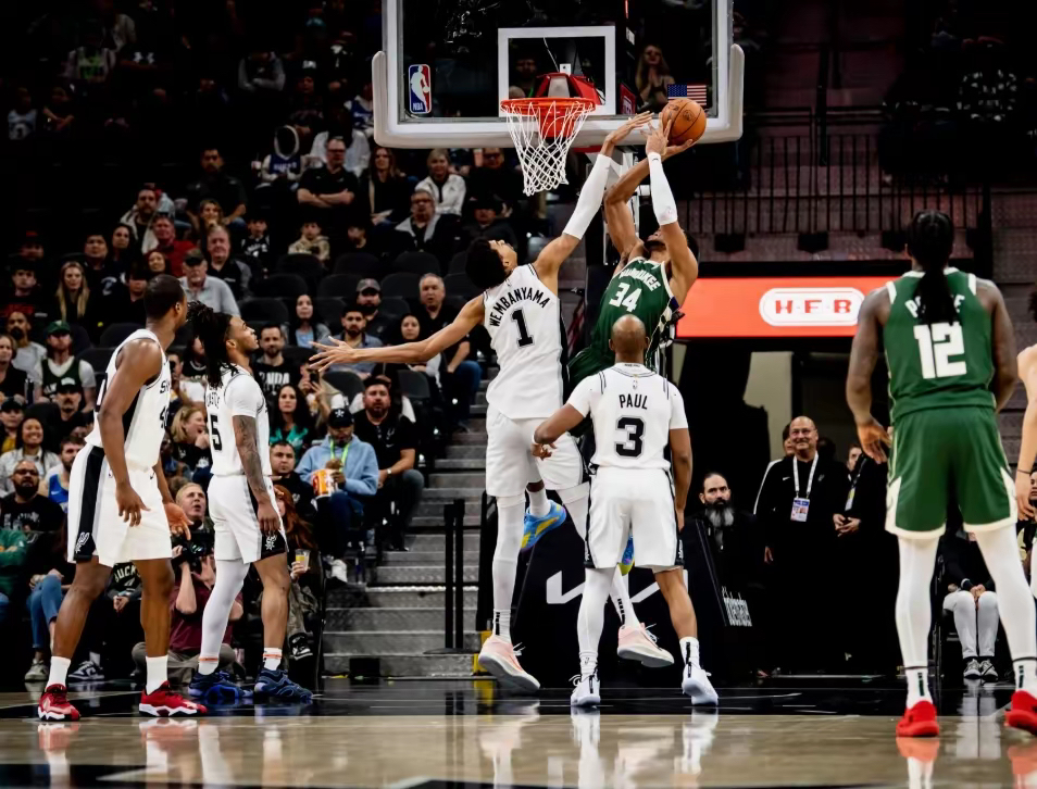 马刺复仇成功,领先优势拉大 马刺复仇成功,领先优势拉大