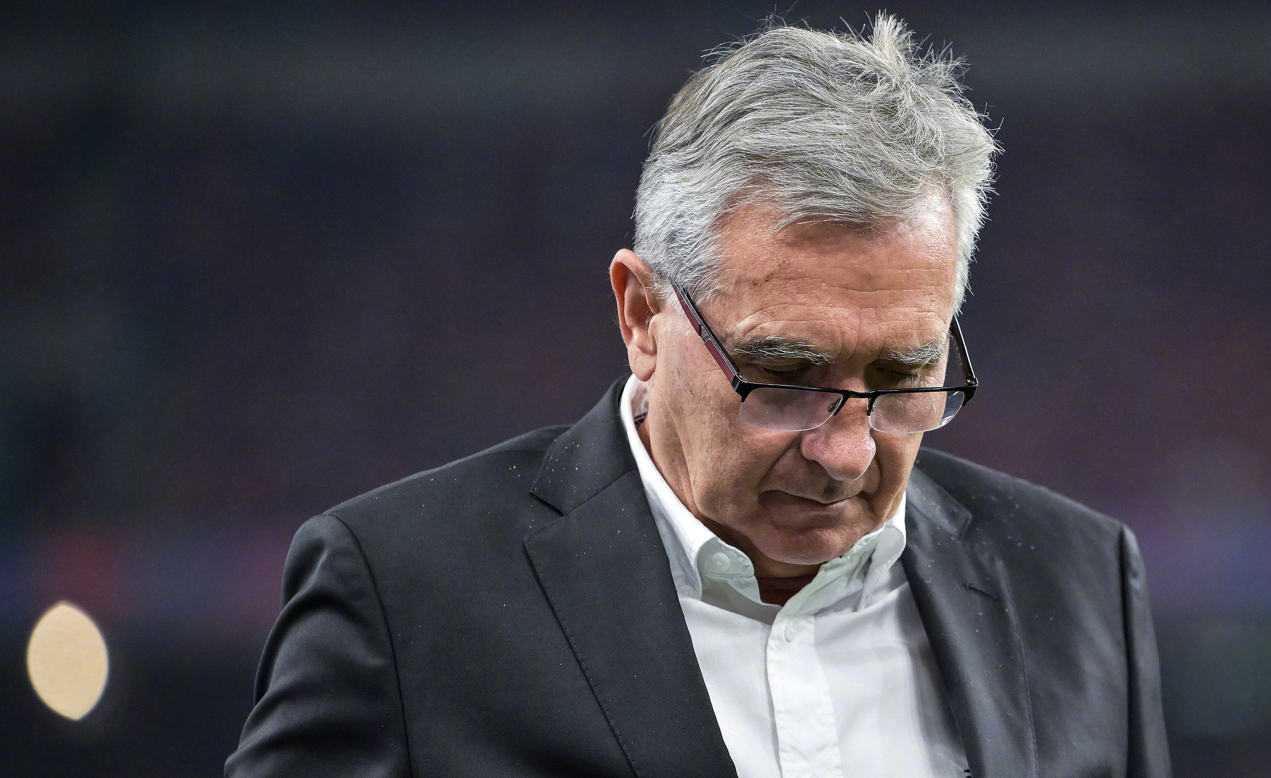 爱游戏官网-全队表现神勇，教练赞誉球员团结拼搏