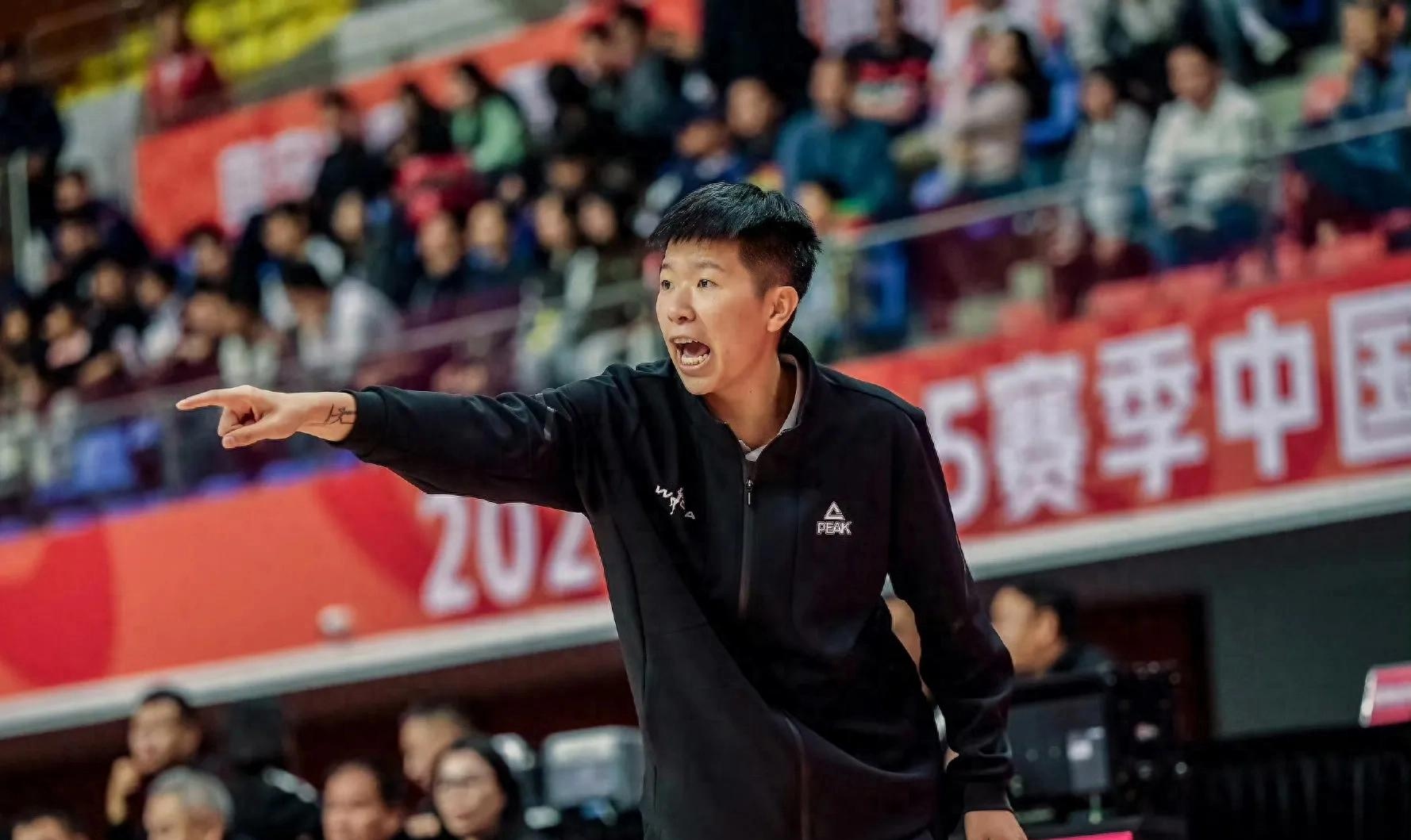 全队表现神勇,教练赞誉球员团结拼搏 全队表现神勇,教练赞誉球员团结拼搏