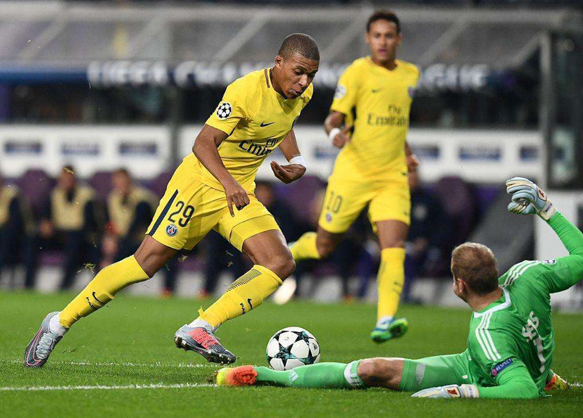 爱游戏下载-紧要关头球员发挥关键作用带队取胜