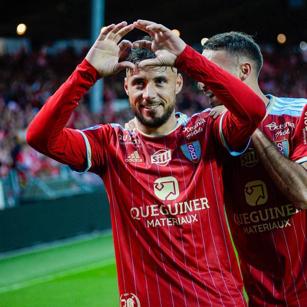 包含法甲球队头号劲旅稳操胜券，击败对手实现完美的词条