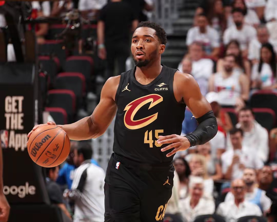 爵士队客场夺冠,米切尔火力全开的简单介绍 爵士队客场夺冠,米切尔火力全开的简单介绍