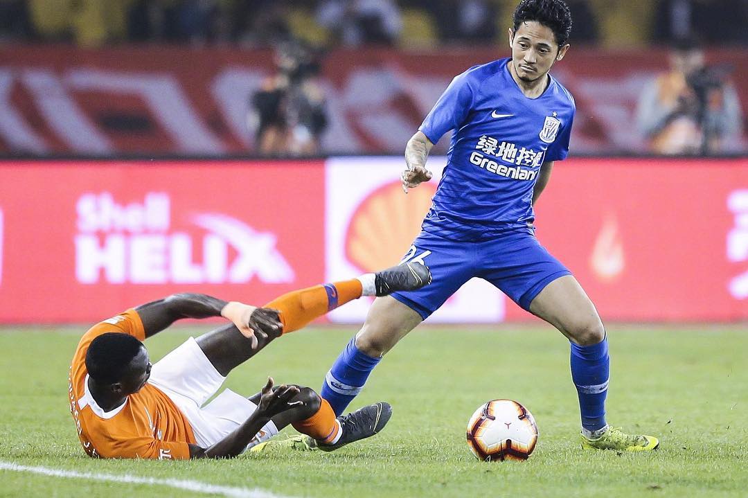 边裁带毛病!误判频出影响比赛走势 边裁带毛病!误判频出影响比赛走势