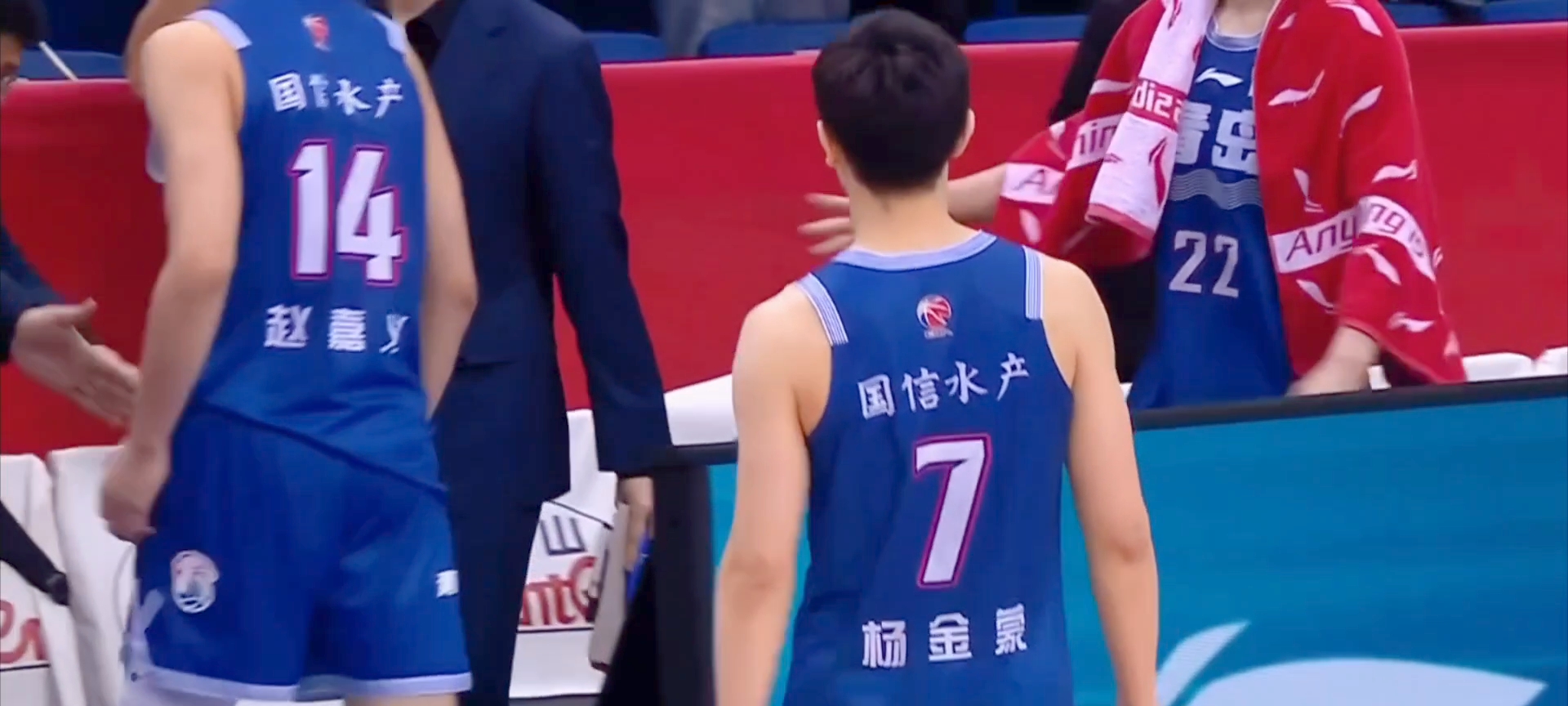 爱游戏官网-激烈对抗中展现球员个人能力