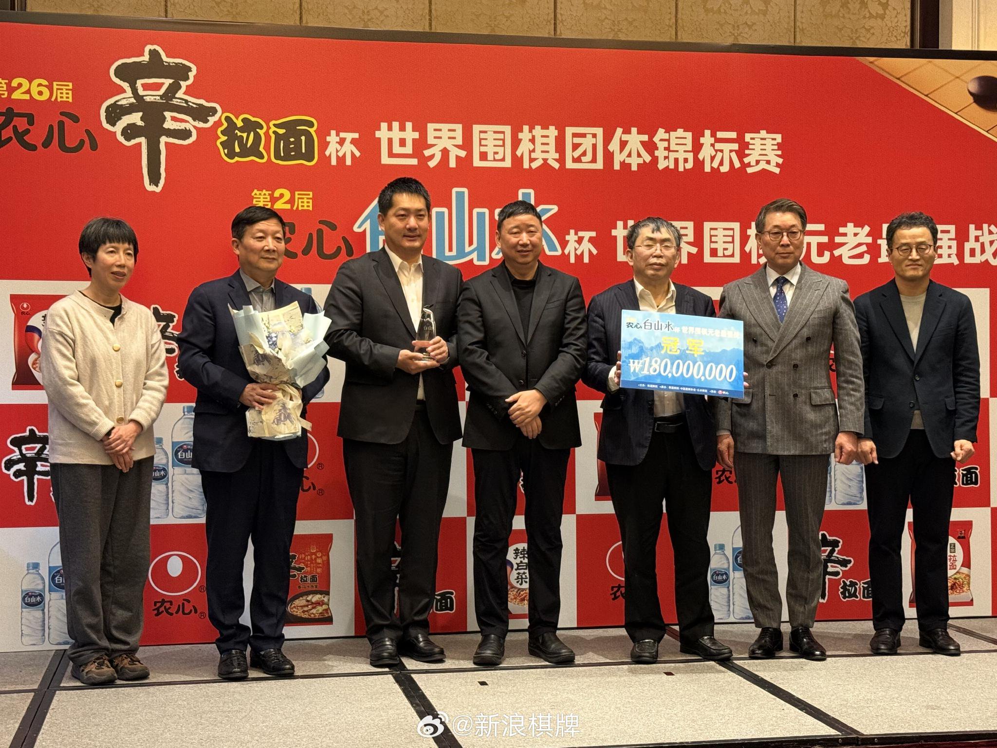 球队荣膺胜利奖杯,表现获得赞誉 球队荣膺胜利奖杯,表现获得赞誉