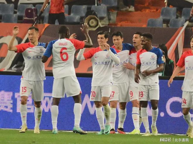 关于大连人主场不敌鲁能，中超排名继续滑落的信息