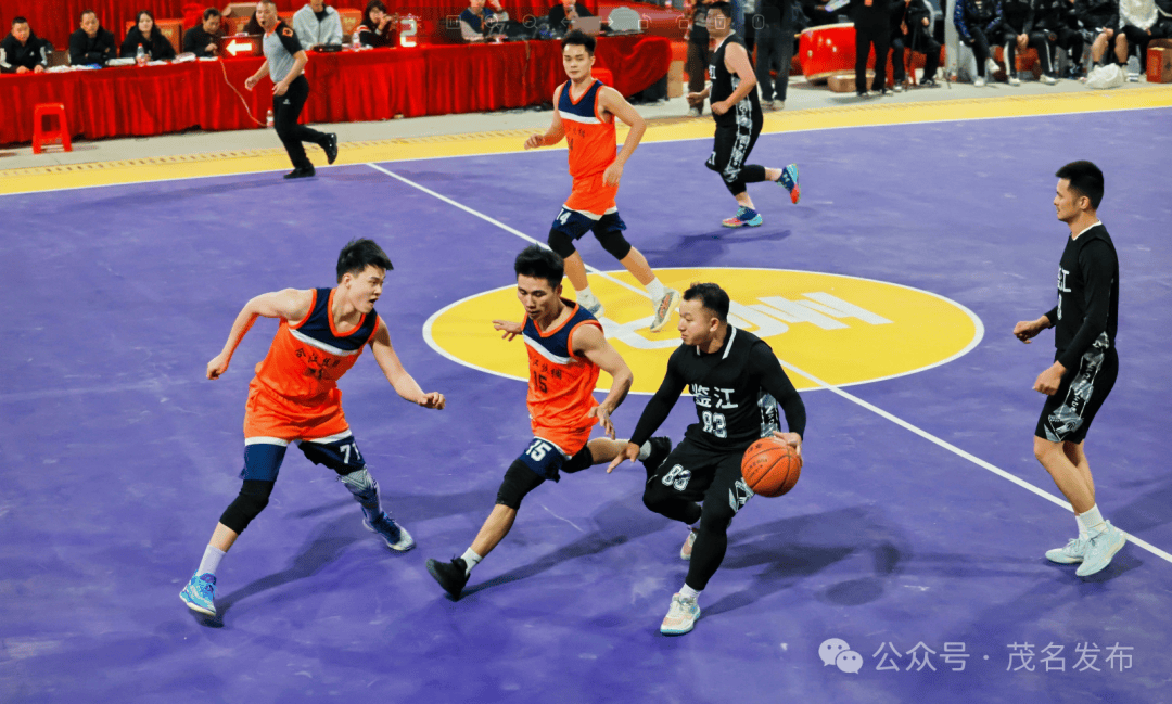 爱游戏APP-关于比赛现场气氛热烈,球员们斗志昂扬的信息