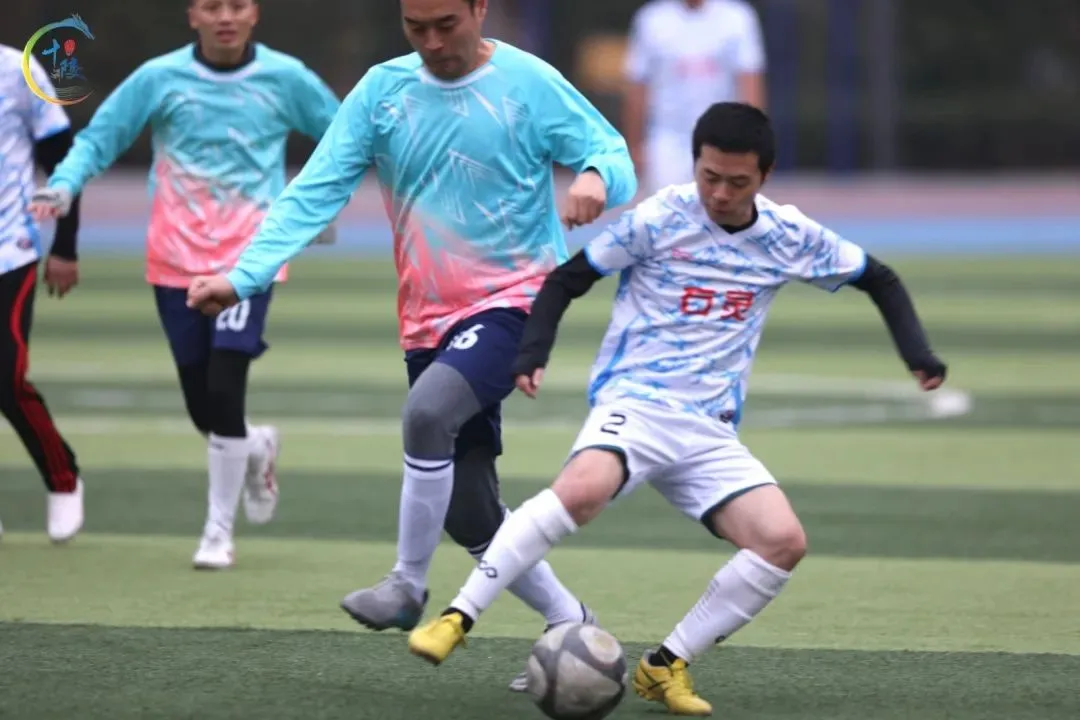 关于比赛现场气氛热烈，球员们斗志昂扬的信息