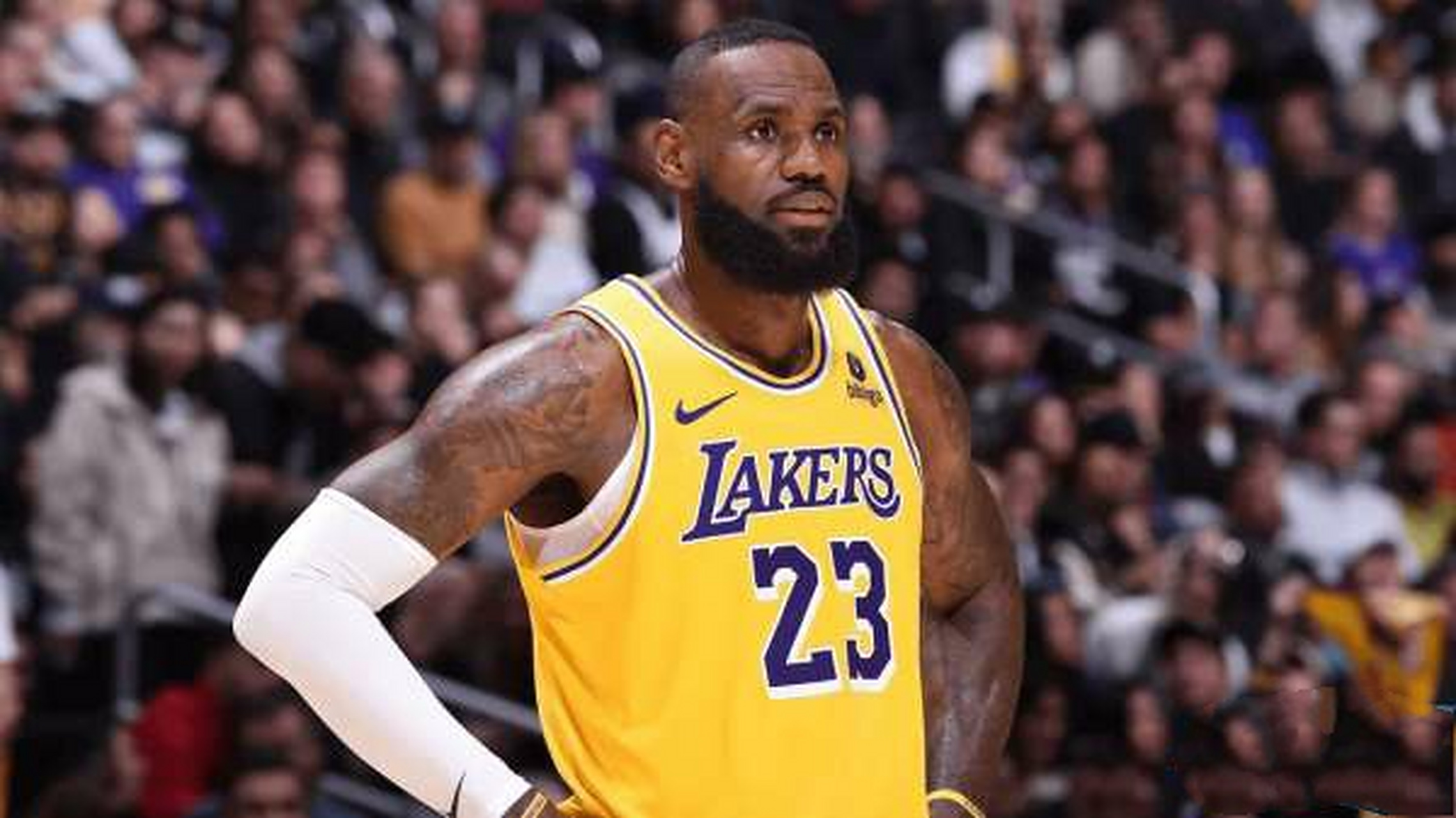 湖人不敌雄鹿,詹姆斯孤身一战欲挽败局 湖人不敌雄鹿,詹姆斯孤身一战欲挽败局