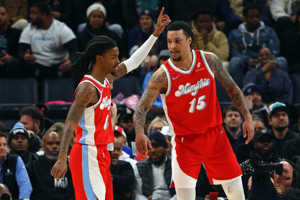 爱游戏大厅-场上对决：两支球队交锋惊现激烈拼抢