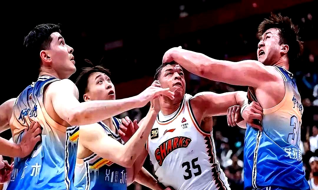 场上对决:两支球队交锋惊现激烈拼抢 场上对决:两支球队交锋惊现激烈拼抢