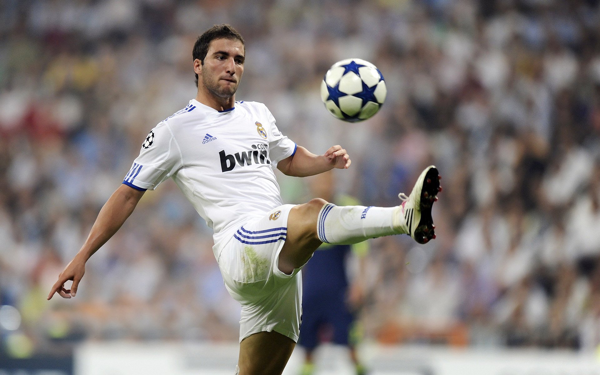 篮球双城记,老鹰翱翔完胜湖人,文班亚马德甲争冠战展王者风范